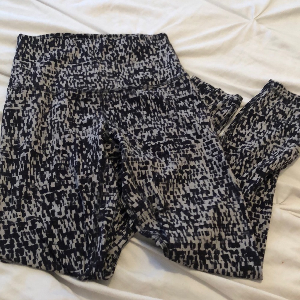 Lululemon aligns leggings